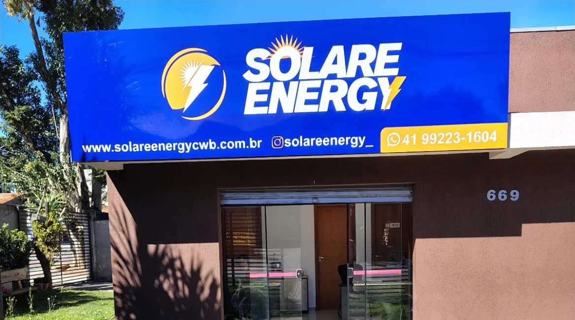 Fachada da sede da Solare Energy em Curitiba, com a placa azul da marca
