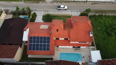 Sistema fotovoltaico instalado pela Solare Energy, vista aérea