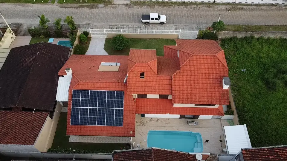 Sistema fotovoltaico instalado em telhado residencial com piscina em Curitiba